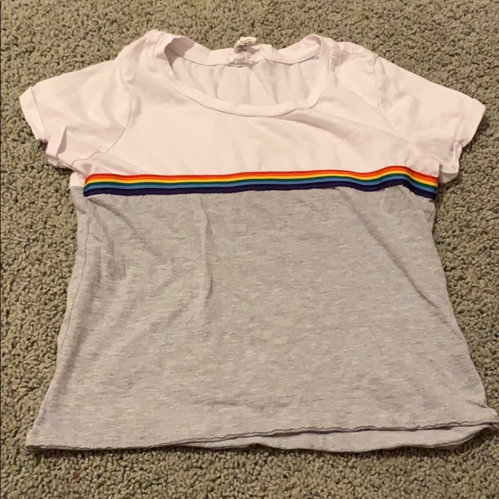 grey and white tee shirt
